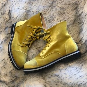 Yellow gold Velvet lug boots